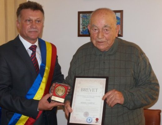 Profesorul Kemal Karpat a primit brevetul de cetăţean de onoare al Medgidiei